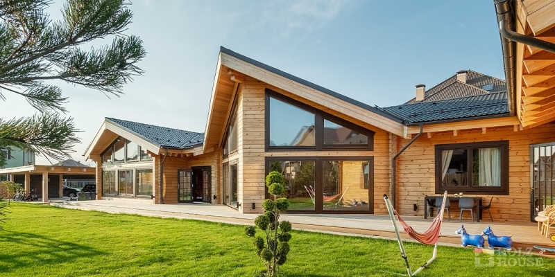 Одноэтажный коттедж с террасой и балконом по проекту по проекту Женева - фото 1 на сайте Holz House