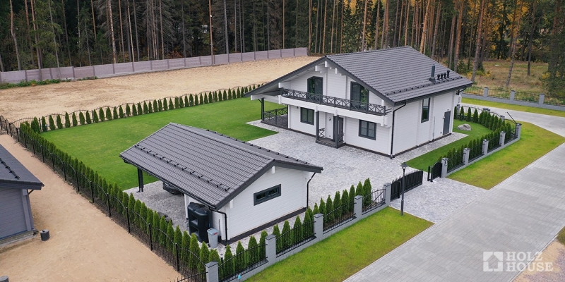 Двухэтажный дом в стиле шале с террасой и балконом по проекту Ривертон - фото 8 на сайте Holz House